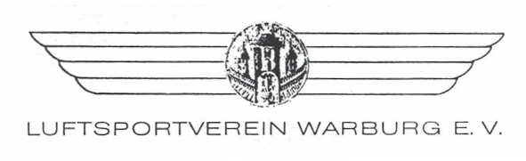 Historisches schwarz-weißes Logo des Luftsportvereins Warburg mit ausgebreiteten Flügeln und einem runden Wappen in der Mitte. Historisches schwarz-weißes Logo des Luftsportvereins Warburg mit ausgebreiteten Flügeln und einem runden Wappen in der Mitte.